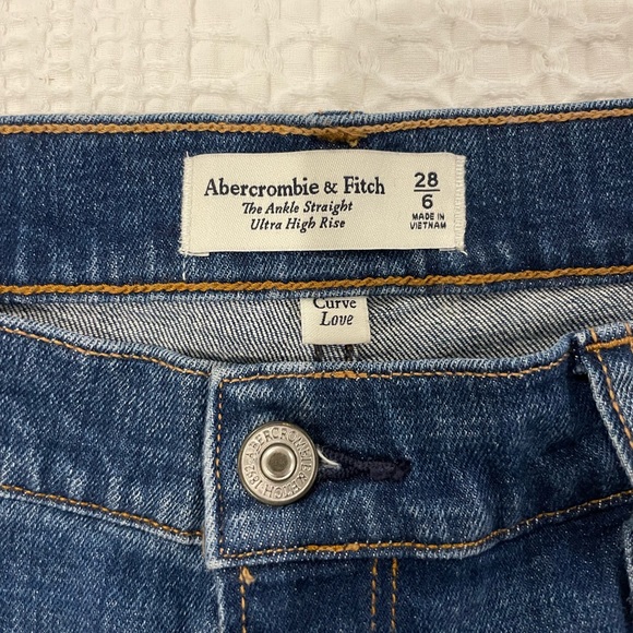 Abercrombie Curve Love Ultra High Rise Ankle Straight Jean - Picture 5 of 5